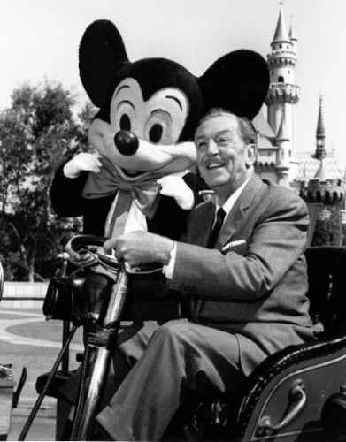 Walt-Disney-and-Mickey-Mouse-at-Disneyland-walter-e-disney-6626898-400-512