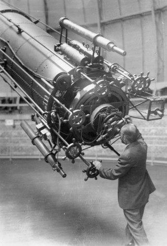 george-van-biesbroeck-looking-through-worlds-largest-refracting-telescope-yerkes-observatory-1926